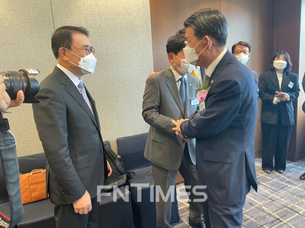 조용병 신한금융지주 회장(왼쪽)과 유광열 SGI서울보증 사장(가운데), 은성수 금융위원장이 인사를 하고 있다./사진=전하경 기자