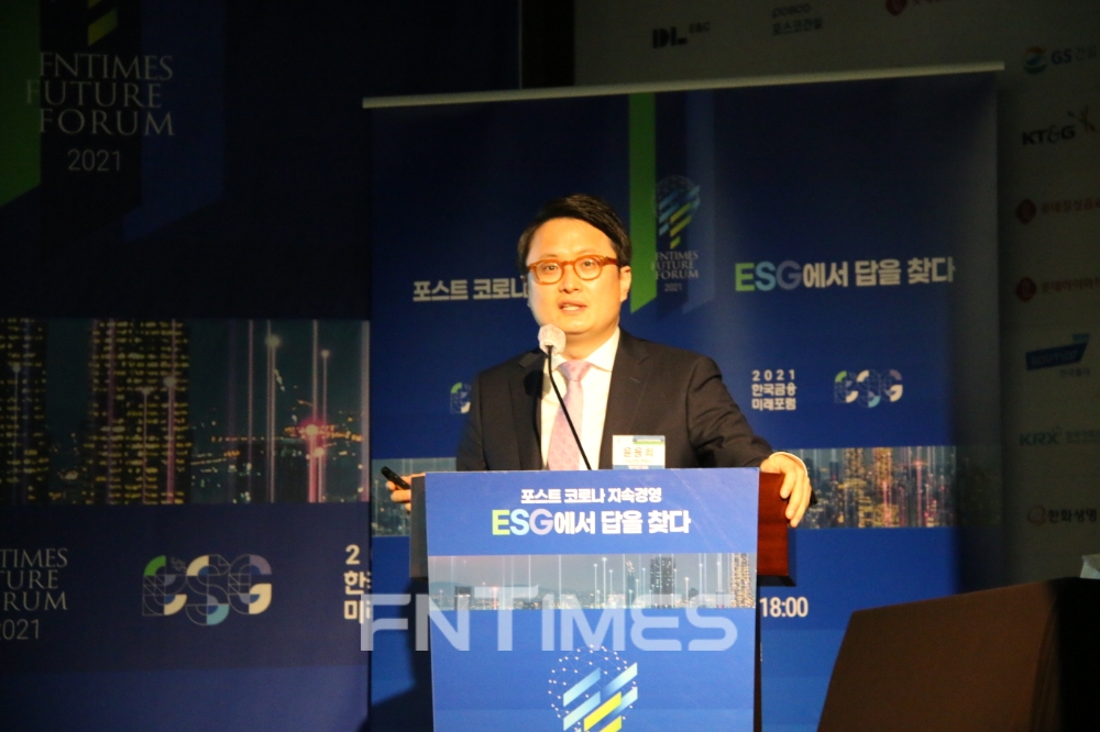 윤용희 법무법인 율촌 ESG연구소 변호사가 11일 서울 은행회관에서 ‘코로나 이후 지속경영 ESG에서 답을 찾다’를 주제로 열린 ‘2021 한국금융미래포럼’의 주제발표자로 나섰다. /사진=한국금융신문