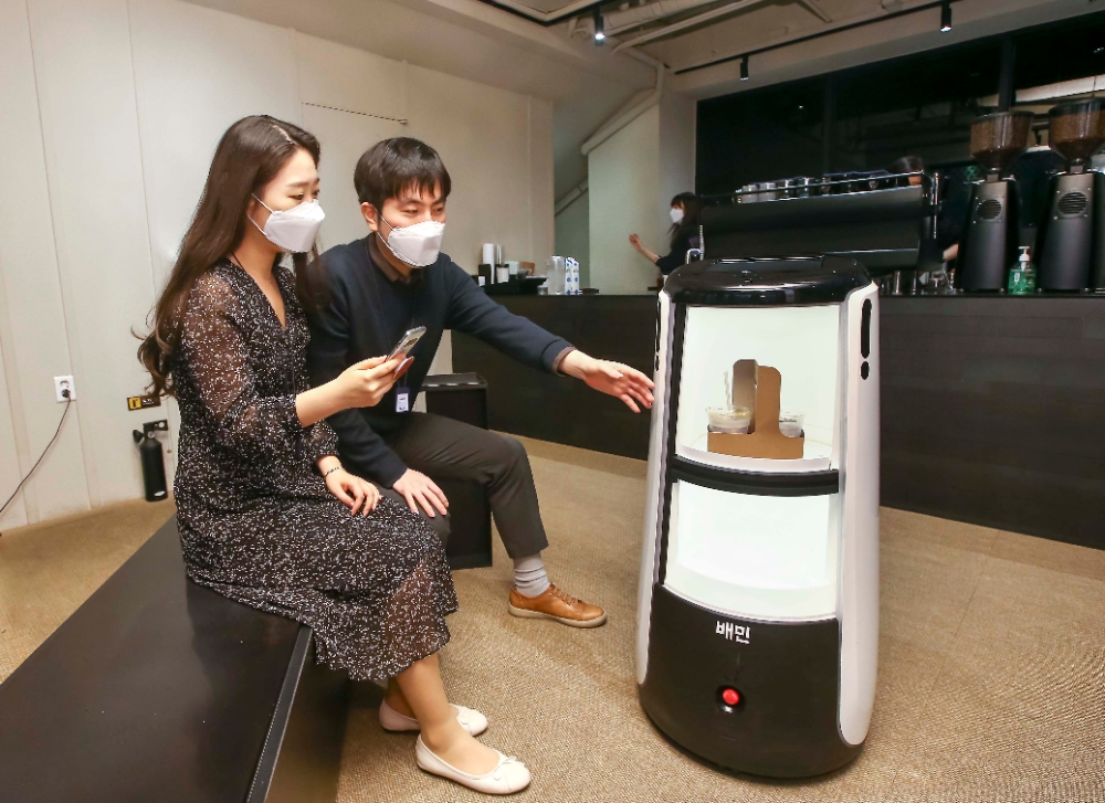 D타워 광화문에서 배달 로봇 ‘딜리타워’를 이용해 커피 배달 서비스를 시연하고 있다. / 사진=DL이앤씨