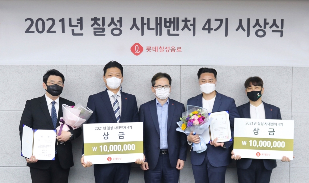 (맥주 케그 및 기계 개발,판매) 유환열 사원, 이재현 파트장 / 박윤기 대표이사 / (와인 정기구독) 정재연 사원, 한용운 대리 . / 사진제공 = 롯데칠성음료