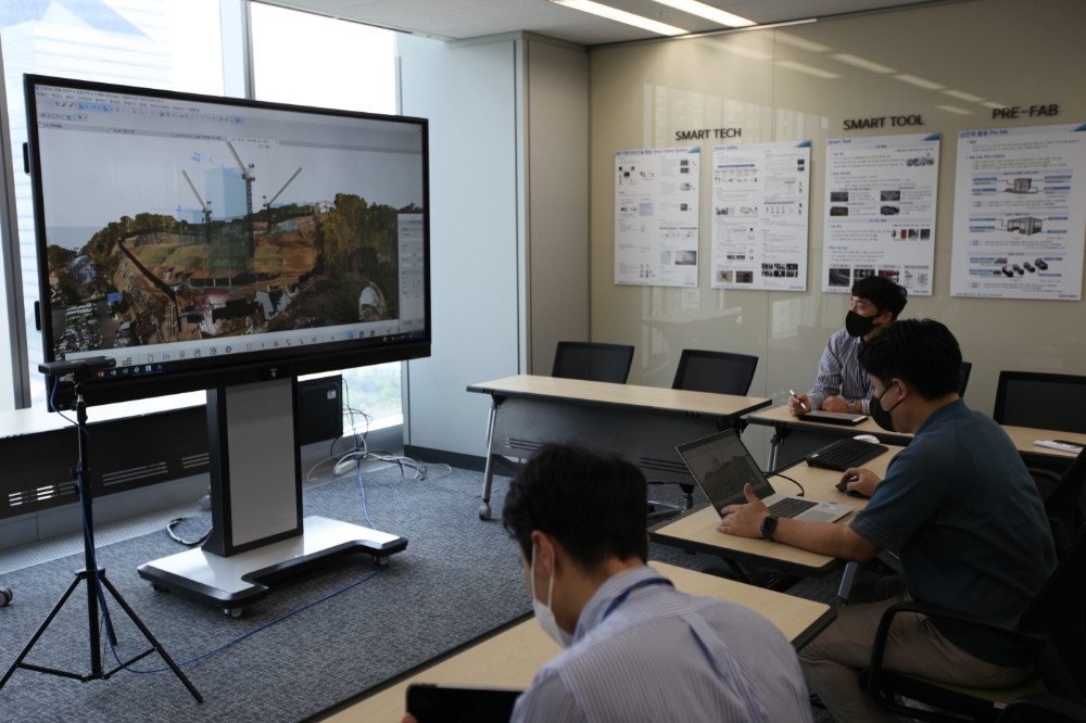 포스코건설이 디지털 시공관리 플랫폼을 활용해 현장의 공사 현황과 설계도면을 비교하면서 장비 동선 및 설치에 간섭사항이 없는지 사전 검토하고 있다. / 사진=포스코건설