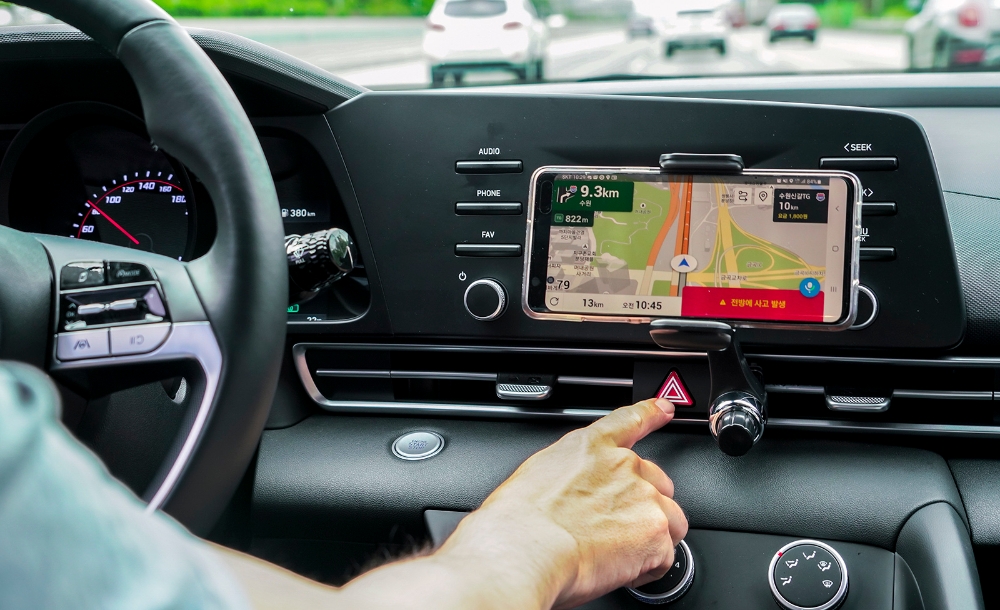 T맵 앱에 전방 교통사고를 알리는 메시지가 뜬 모습. 사진=SK텔레콤