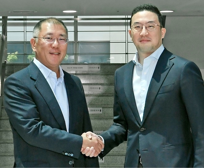 정의선 현대차 회장(왼쪽)과 구광모 LG 회장이 2020년 6월 LG화학 오창 배터리공장에서 만나 협력방안을 논의했다. 사진=LG.