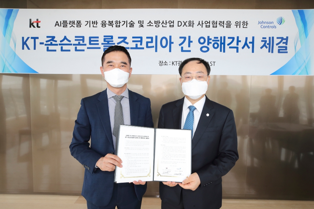 임채환 KT AI/DX플랫폼사업본부장(왼쪽)과 하운식 존슨콘트롤즈코리아 대표가 인공지능(AI) 플랫폼 기반의 융복합사업을 통해 소방산업의 디지털혁신을 추진하기로 했다. 사진=KT