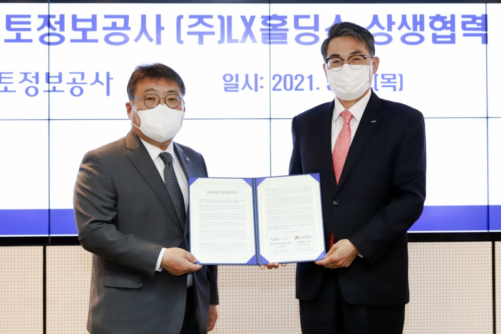 송치호 LX홀딩스 사장(왼쪽)과 김정렬 LX한국국토정보공사 사장이 27일 LX공사 서울지역본부에서 열린 상생협력을 위한 협약을 맺었다. 사진=LX홀딩스