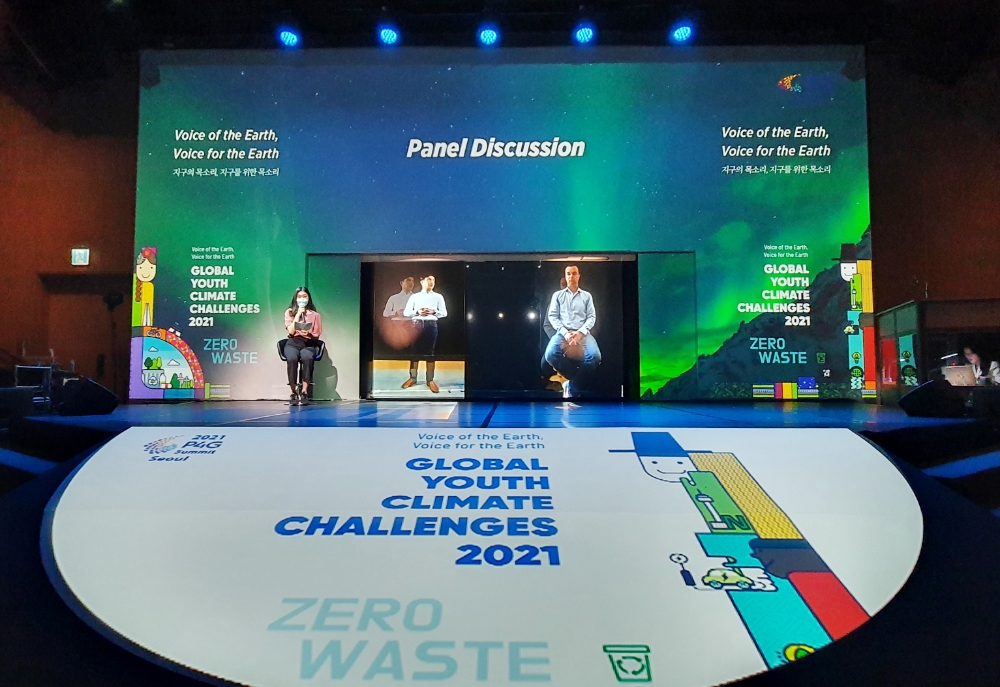 세계 각국의 GYCC 멤버들이 홀로그램 텔레프레즌스 기술을 통해 원격으로 회의를 하고 있다. 사진=KT