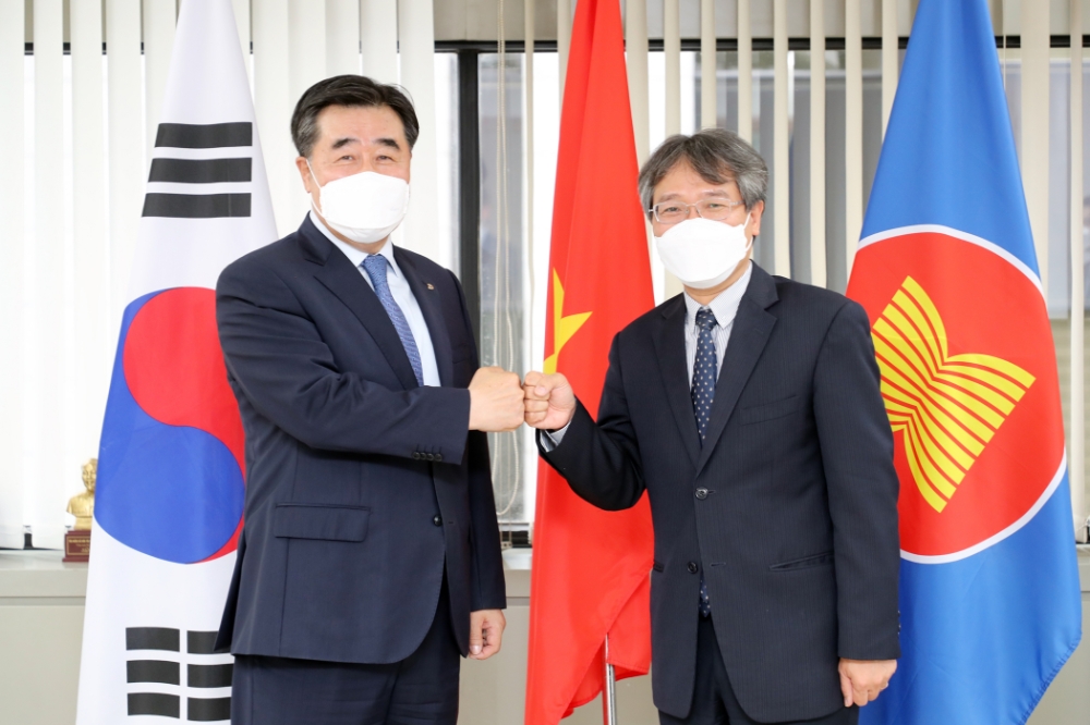 김형 대우건설 사장(왼쪽)과 응우옌 부 뚱 주한 베트남 대사가 서로 주먹을 맞대고 있다. / 사진=대우건설