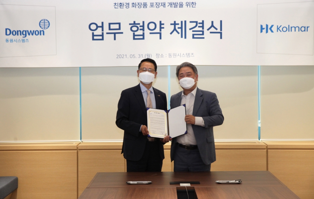조점근 동원시스템즈 대표이사(왼쪽)와 안병준 한국콜마 대표이사(오른쪽)가 협약식 기념 사진 촬영을 하고 있다. / 사진제공 = 동원그룹