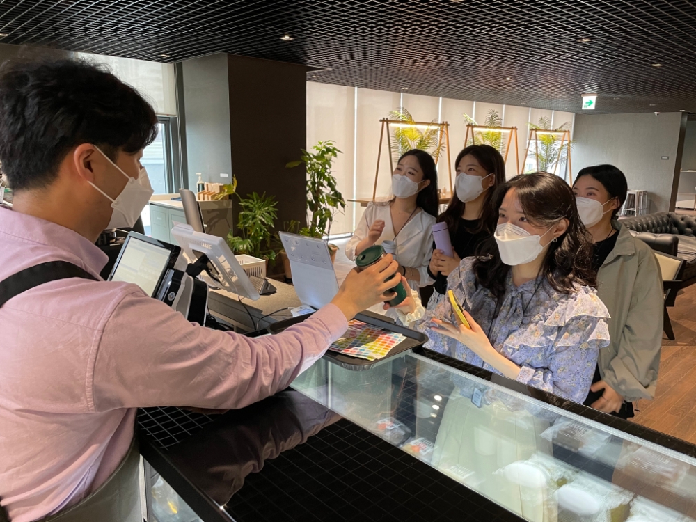 디타워 돈의문 DL본사 3층에 있는 D라운지 카페에서 개인용 머그컵을 이용하는 직원들에게 커피를 무료로 나눠 주는 행사를 진행하고 있다. / 사진=DL그룹