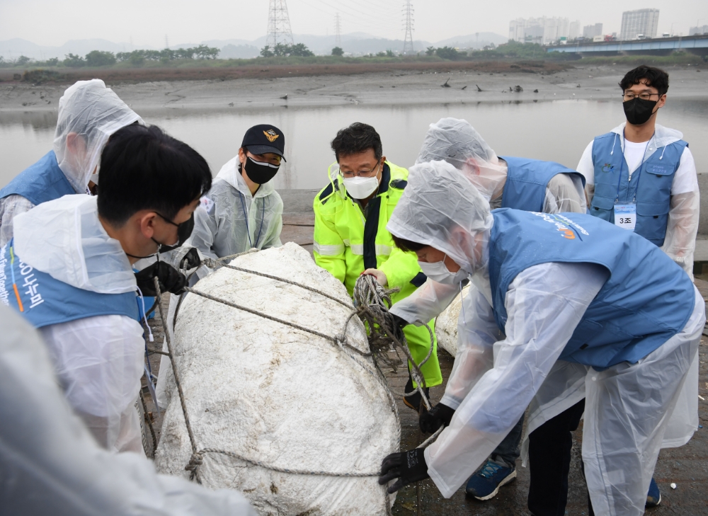 한성희 포스코건설 사장(가운데)을 포함한 임직원들이 소래포구 연안 정화활동을 실시하고 있다. / 사진=포스코건설