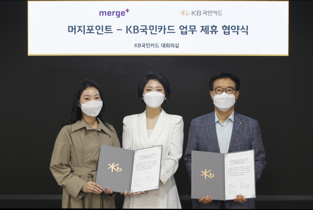 이동철 KB국민카드 사장(오른쪽)과 권남희 머지플러스 대표(가운데), 홍성하 머지서포터 대표(왼쪽)가 기념 촬영을 하고 있다. /사진=KB국민카드