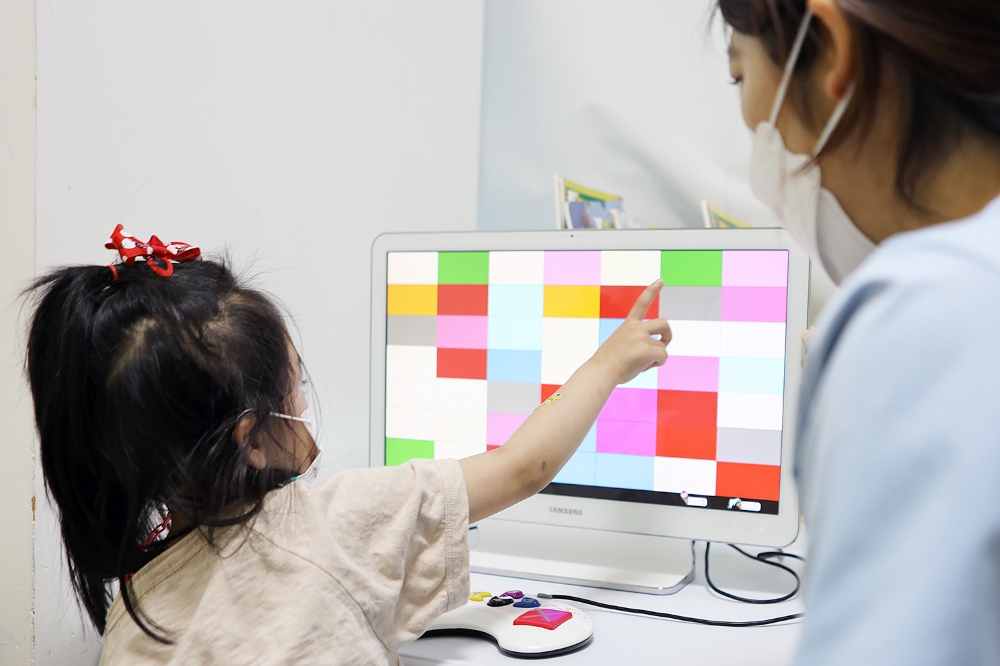 보바스어린이의원, 발달 치료 모습. / 사진제공 = 롯데지주