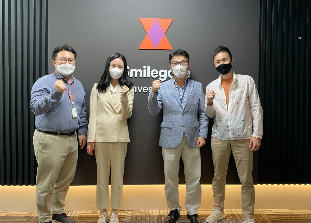 스마일게이트 인베스트먼트가 투자한 부스트이뮨이 중기부 주관 팁스 지원 대상에 선정됐다. 왼쪽부터 김영민 스마일게이트 인베스트먼트 이사와 주은지 수석심사역, 이광희 부스트이뮨 대표, 유정현  부스트이뮨 연구소장. /사진=스마일게이트 인베스트먼트