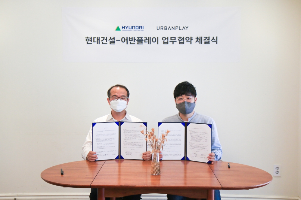 서울 종로구 현대건설 계동사옥에서 열린 '현대건설-어반플레이 업무협약 체결식'에서 현대건설 조현욱 마케팅분양실장(사진 왼쪽)과 홍주석 어반플레이 대표(사진 오른쪽)가 업무협약을 체결하고 기념촬영을 하고 있다. / 사진=현대건설