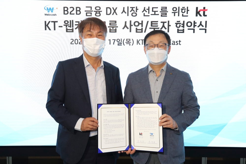 구현모 KT 대표(우측)와 석창규 웹케시 그룹 회장(좌측)이 전략적 지분투자 및 B2B 금융 사업협력 계약을 체결했다. 사진=KT