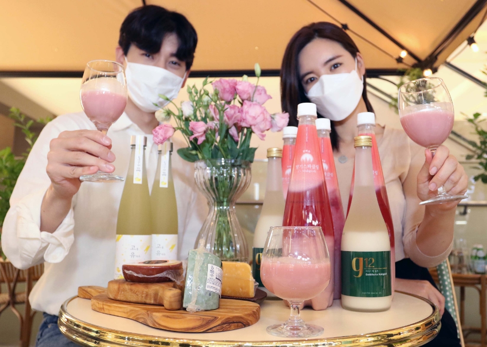 신세계백화점 딸기 막걸리. / 사진제공 = 신세계백화점