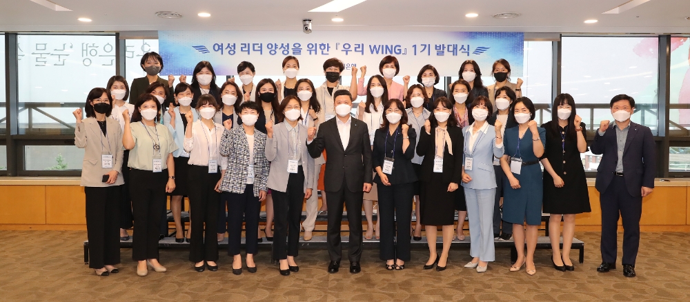 우리은행은 지난 18일 우리은행 본점에서 여성 리더 양성 프로그램 '우리WING’ 1기 발대식을 개최했다. 권광석 우리은행장(앞줄 왼쪽에서 여섯 번째)은 ‘우리WING’ 1기에 선발된 직원들과 함께 기념촬영을 하고 있다./사진=우리은행