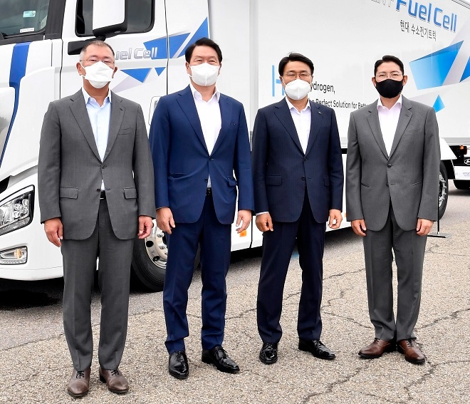 (왼쪽부터) 정의선 현대차그룹 회장, 최태원 SK그룹 회장, 최정우 포스코그룹 회장, 조현준 효성그룹 회장이 6월10일 현대차기아 남양 기술연구소에서 국내 수소기업협의체 설립을 논의하고 기념촬영을 하고 있다. 사진=현대차그룹.