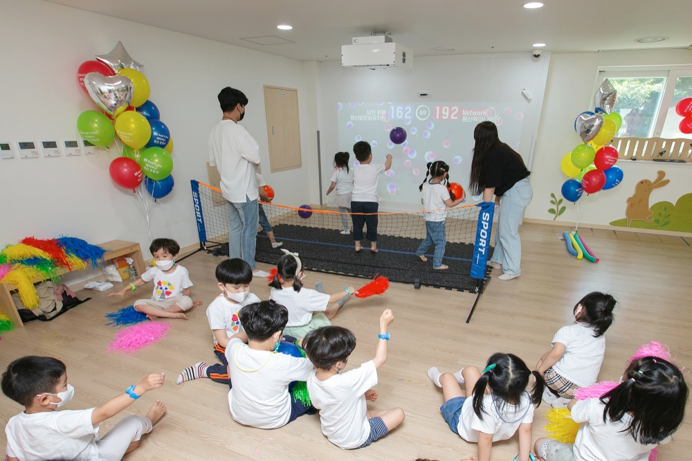서울 용산구 맑은 숲 어린이집 원생들이 메타버스 운동회에 참여하고 있다. 사진=KT
