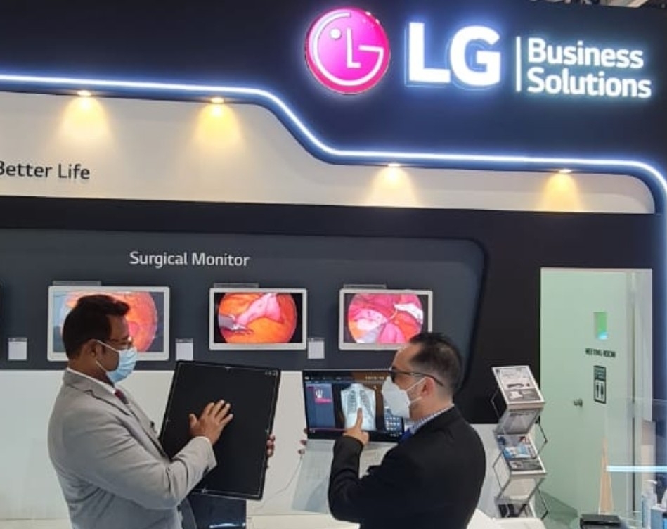 LG전자 직원이 아랍 헬스(Arab Health 2021)에서 디지털 엑스레이 검출기를 소개하고 있다. 사진=LG전자