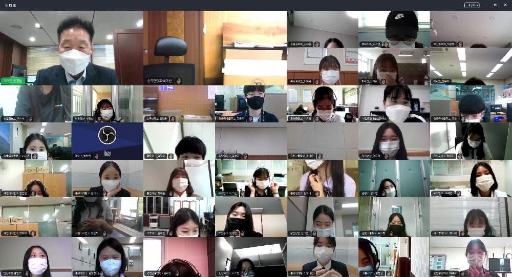 지난 23일 열린 ‘2021년 서민금융진흥원 온라인 원스톱 취업캠프’에서 이계문 서민금융진흥원장(상단 맨 왼쪽)이 온라인 화상 시스템 통해 참여 교육생을 격려하고 있다./사진=서민금융진흥원