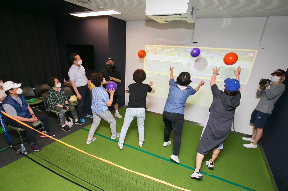 울 강남구 시니어플라자에서 어르신들이 메타버스 치매예방 활동을 하고 있다. 사진=KT