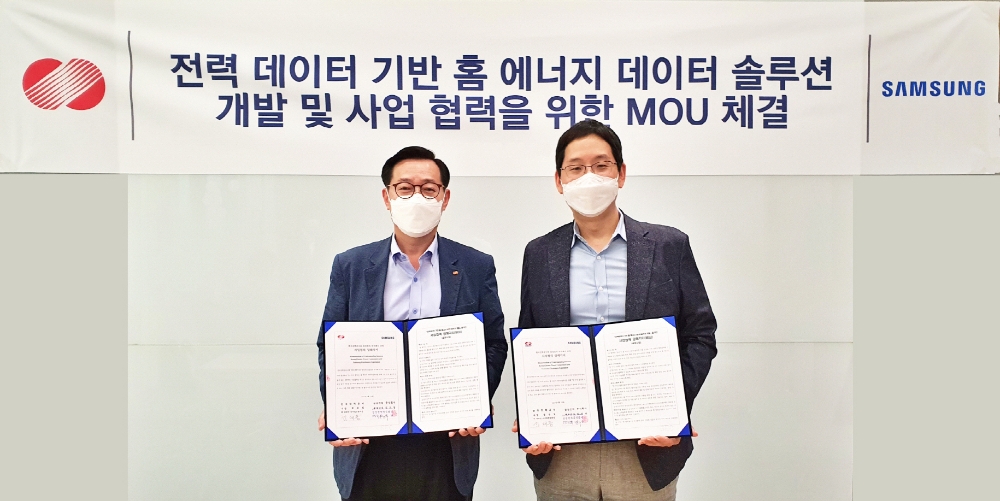 김태용 한국전력 디지털변환처장(왼쪽)과 박찬우 삼성전자 생활가전사업부 상무(오른쪽)가 ‘홈 에너지 솔루션’ 개발을 위한 업무협약을 맺었다. 사진=삼성전자