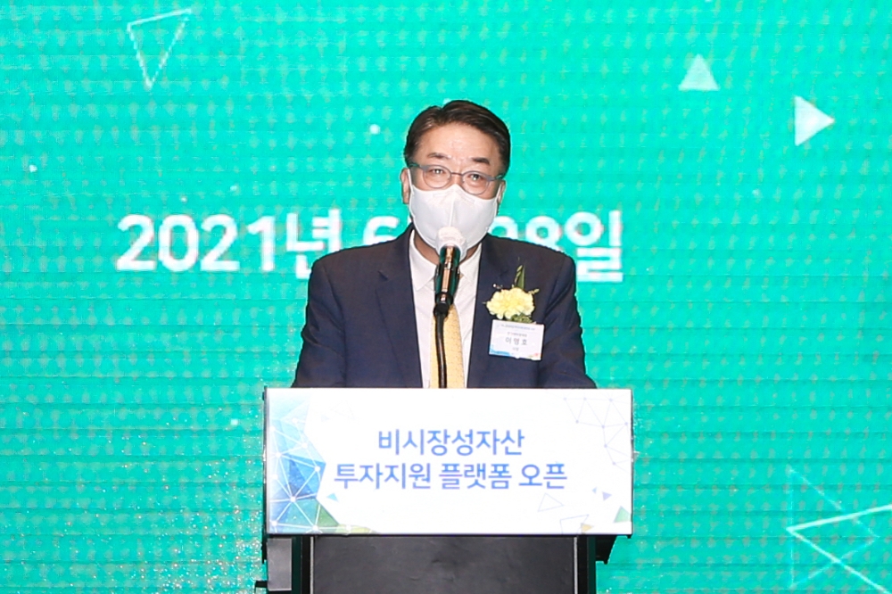 28일 서울 여의도 글래드 호텔에서 개최한 '비시장성자산 투자지원 플랫폼 오픈 설명회'에서 이명호 예탁결제원 사장이 개회사를 하고 있다. / 사진제공= 예탁결제원(2021.06.28)