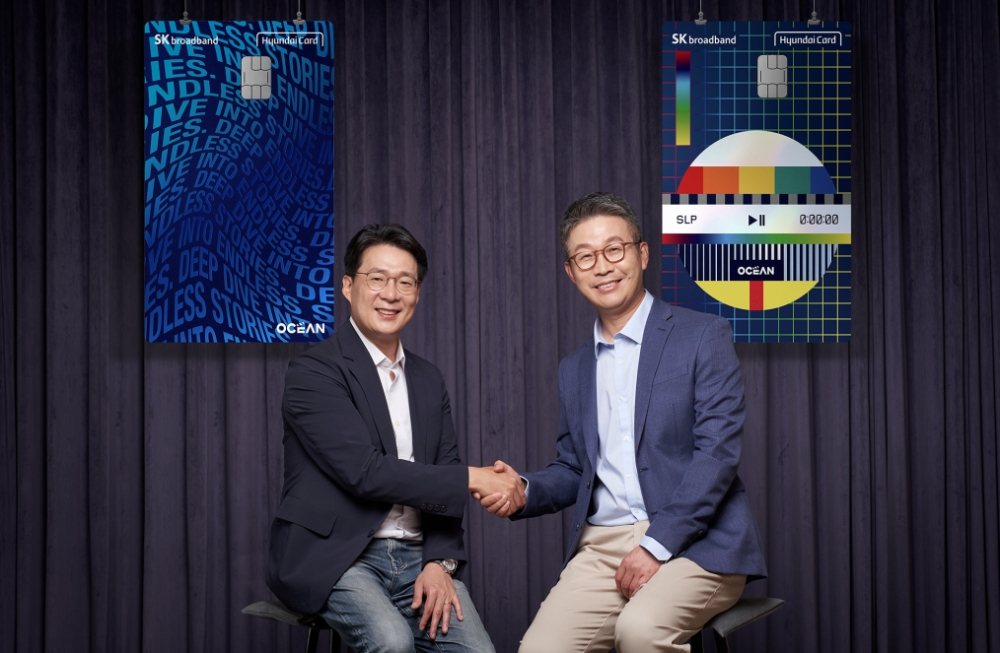 김덕환 현대카드 대표(좌측)와 최진환 SK브로드밴드 대표(우측)가 지난 25일 ICT 기술과 미디어, 데이터를 활용해 새로운 가치를 만들어 나가기로 합의했다. /사진=현대카드