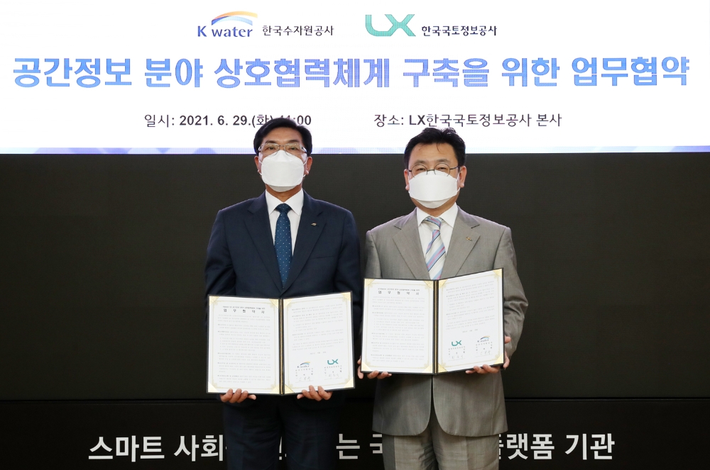 최송욱 LX공사 공간정보본부장(오른쪽)과 오봉록 한국수자원공사 수도부문이사가 협약서를 들고 기념촬영을 하고 있다. /사진제공=LX공사