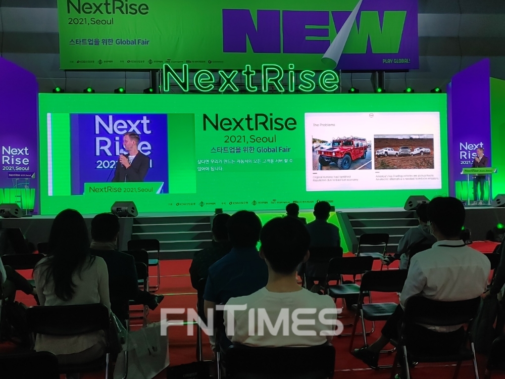 글로벌 스타트업 페어 ‘넥스트라이즈, 2021 서울(NextRise 2021, Seoul)’이 지난 28~29일 이틀간 서울 강남구 코엑스에서 열렸다. 사진은 존 맥두걸(John McDougall) GM 수석 디자이너가 29일 '기업 세션' 강연을 하고 있는 모습./사진=한국금융신문