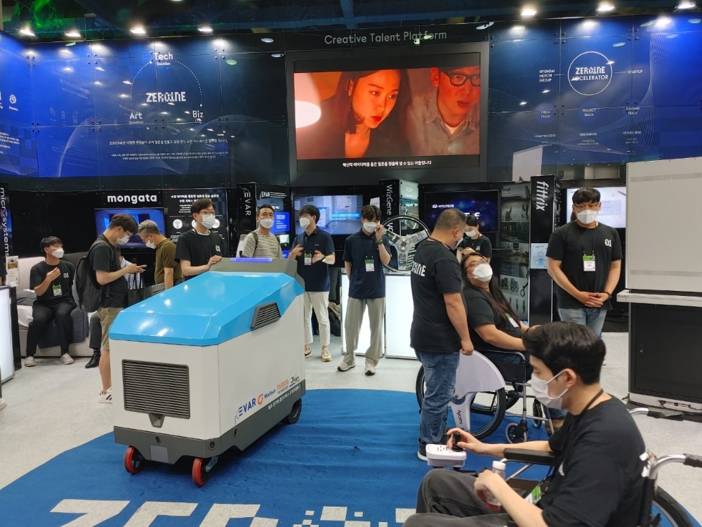 '넥스트라이즈 2021, 서울' 현대차 부스에서 사람들이 전동휠체어 키트를 체험하거나 자율 주행 기술에 관한 설명을 듣는 등 행사를 즐기고 있다./사진=한국금융신문