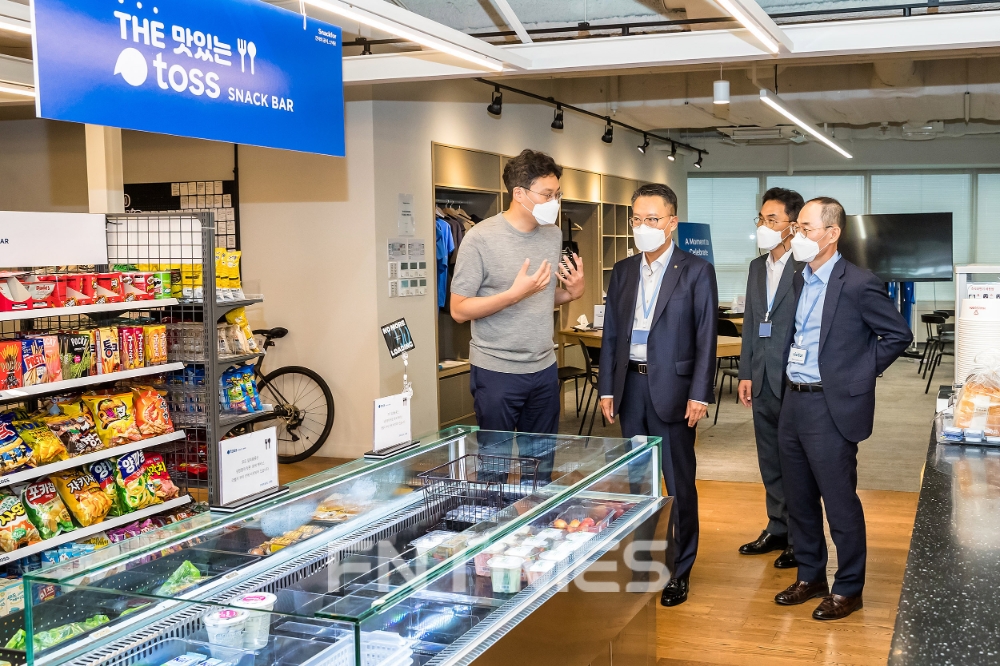 (사진 왼쪽부터) 이승건 비바리퍼블리카 대표가 1일 토스 사옥을 찾은 송종욱 광주은행장에게 투어 안내를 하며 조직 문화와 디지털 혁신 방안에 관해 설명하고 있다./사진=광주은행