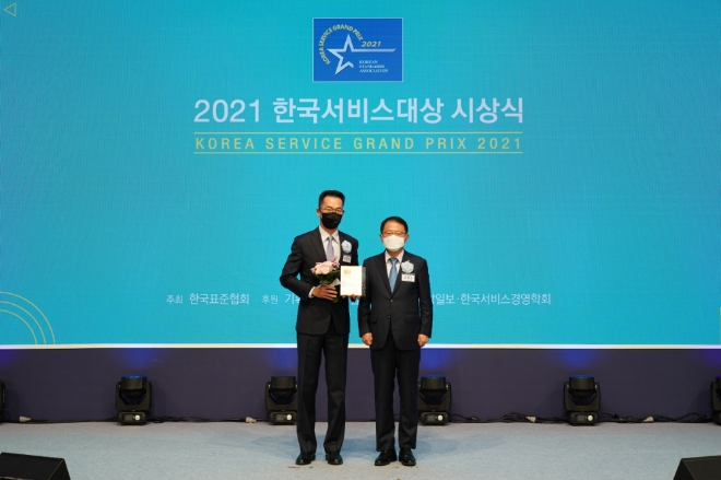 메르세데스-벤츠 코리아 공식 딜러 한성자동차는 한국표준협회가 주관하는 ‘2021 한국서비스대상’에서 자동차서비스 부문 종합 대상을 수상했다. 사진=한성자동차.