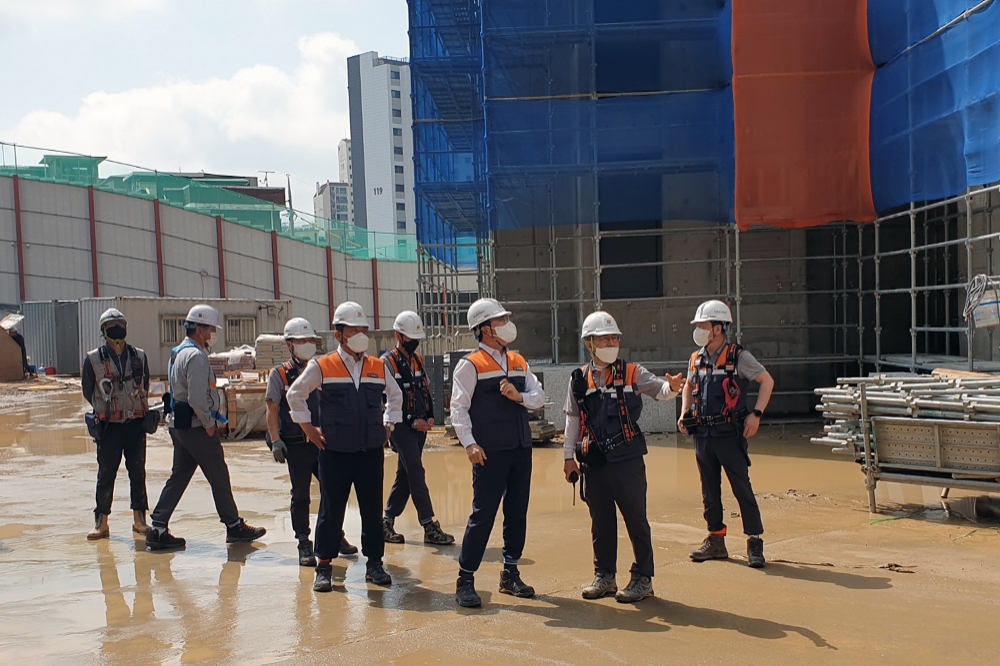 박철희 호반건설 사장(가운데)이 현장 합동안전점검을 하고 있다. / 사진=호반건설