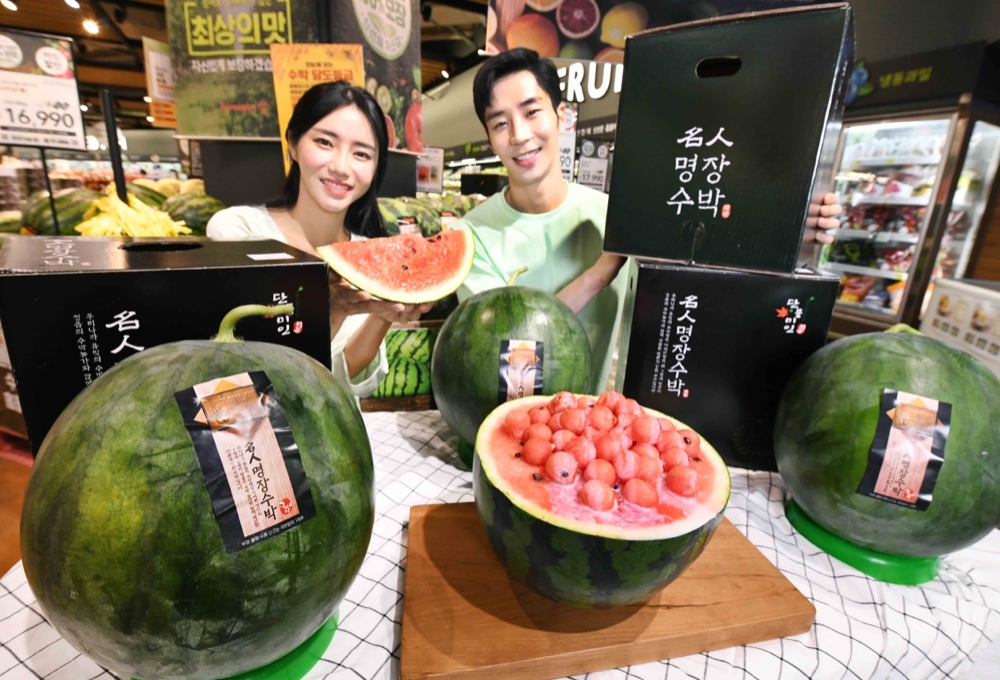 홈플러스 수박 명인 모셔 더 신선한 마트 만든다./ 사진제공 = 홈플러스