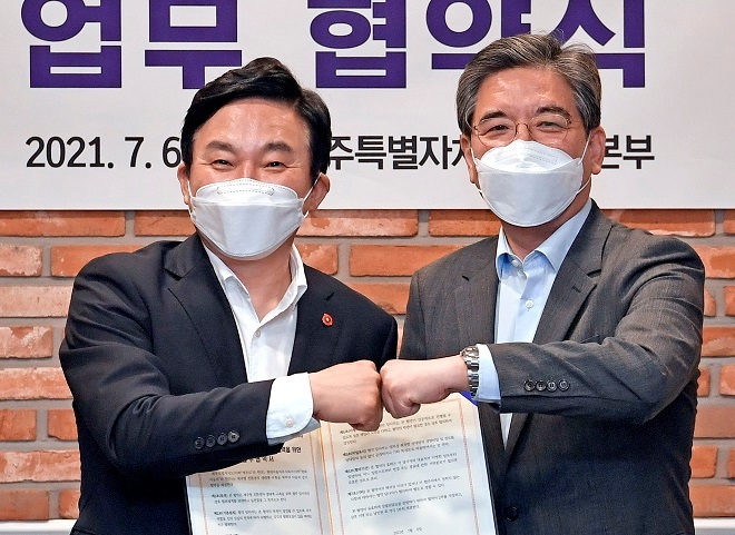 원희룡 제주도지사(왼쪽)과 장재훈 현대차 사장.