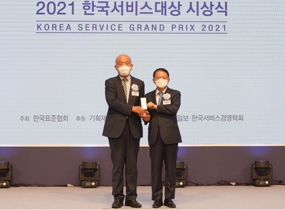 최광우 롯데건설 상무(왼쪽)가 ‘2021 한국서비스대상’ 시상식에서 수상 후 기념 촬영을 하고 있다. / 사진=롯데건설