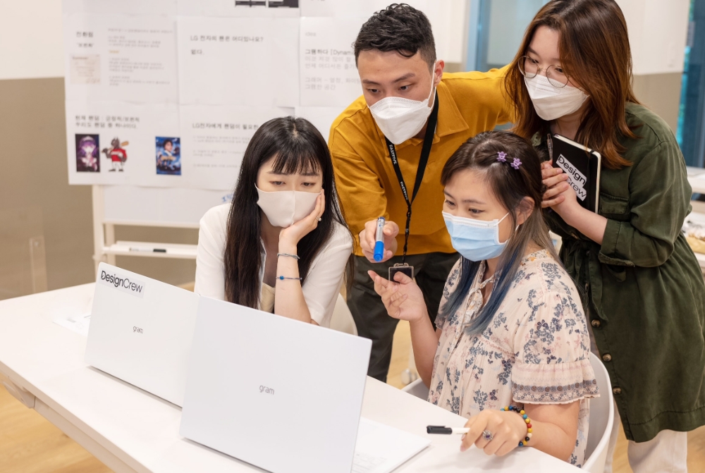 디자인크루 참가자들이 아이디어를 논의하고 있다. 사진=LG전자