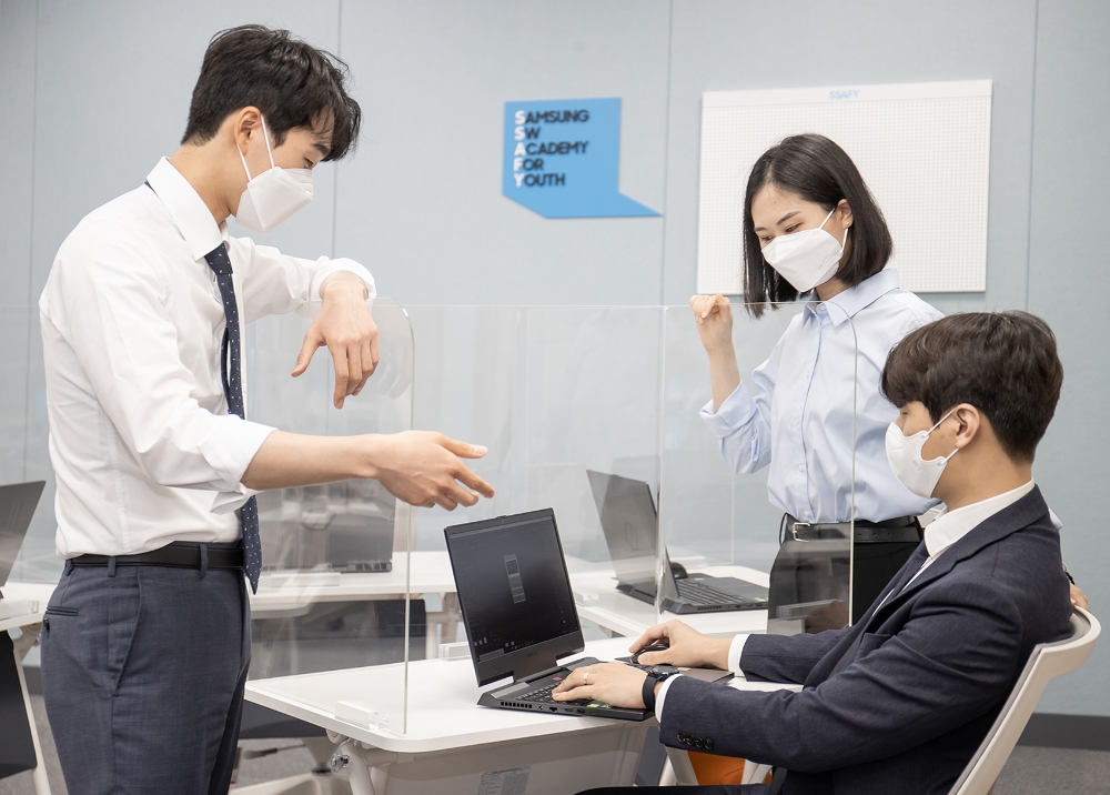 '삼성청년SW 아카데미 부울경 캠퍼스'에서 교육생들이 시범 수업을 진행중이다. 사진=삼성전자