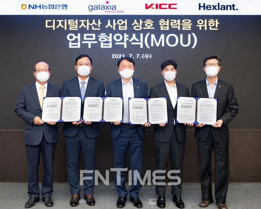 (왼쪽부터) 임명수 한국정보통신 대표와 신동훈 갤럭시아머니트리 대표, 권준학 NH농협은행장, 노진우 헥슬란트 대표, 이상래 NH농협은행 디지털금융부문장이 지난 7일 서울 중구 농협은행 본사에서 디지털 자산 사업 상호 협력을 위한 업무협약을 체결한 뒤 기념촬영하고 있다./사진=헥슬란트