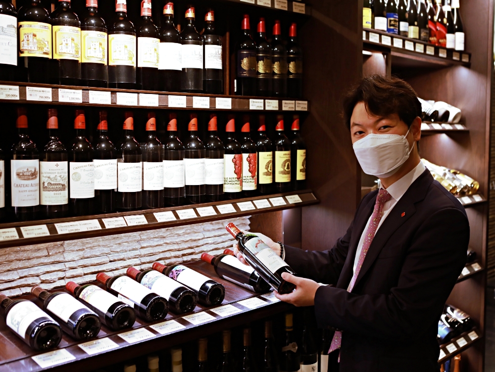 본점 매장에서 와인을 보고 있는 경민석 와인마스터. / 사진제공 = 롯데쇼핑