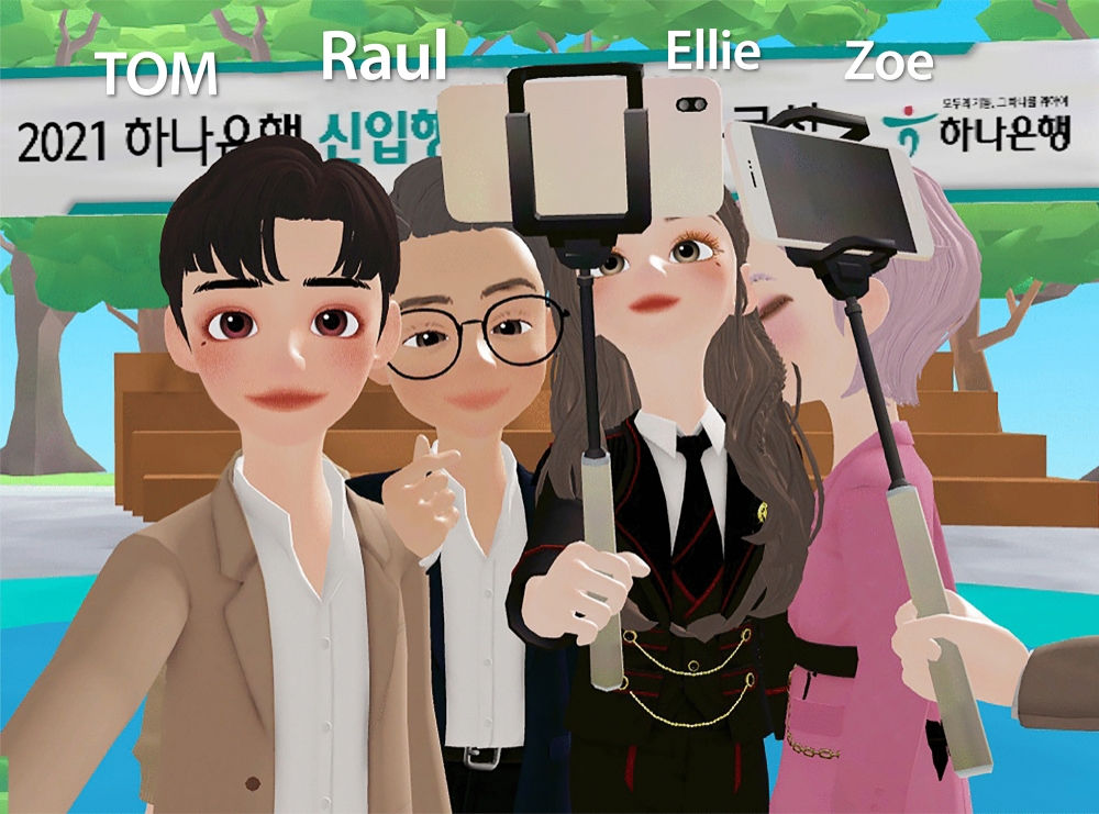 박성호 하나은행장의 가상 캐릭터 라울(왼쪽에서 두 번째’이 지난 12일 메타버스 전용 플랫폼 ‘제페토’에서 구현된 하나글로벌캠퍼스에서 신입 행원들과 셀카를 찍고 있다./사진=하나은행