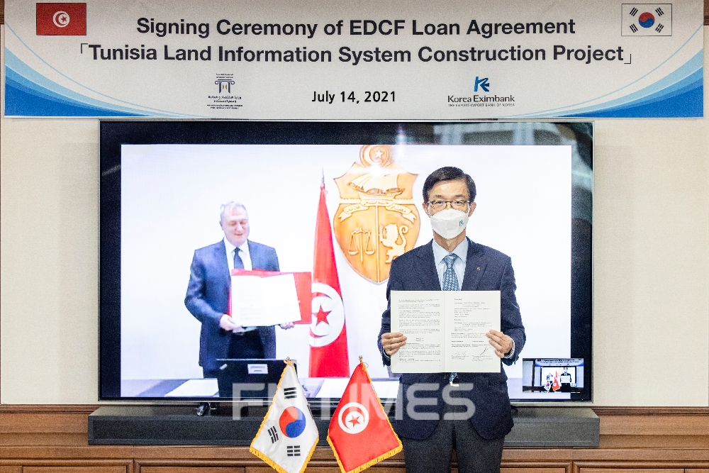 방문규 한국수출입은행장(오른쪽)과 알리 쿨리(Ali Kooli) 튀니지 재무부 장관이 14일 오후 각각 서울 여의도 수출입은행 본점과 튀니지 튀니스에서 비대면 방식으로 6000만달러 규모의 EDCF 차관공여계약을 체결한 뒤 기념촬영하고 있다./사진=한국수출입은행