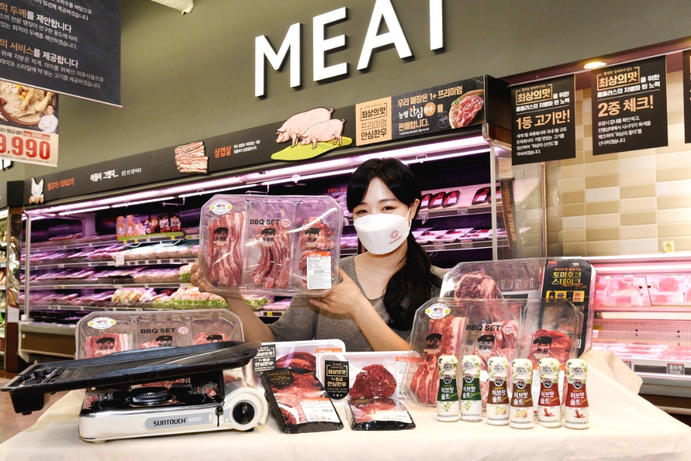 모델이 15일 서울 등촌동 홈플러스 강서점에서 ‘BBQ 멀티팩’ 등 홈플러스의 ‘썸머 BBQ 대전’ 행사상품을 선보이고 있다. / 사진제공 = 홈플러스