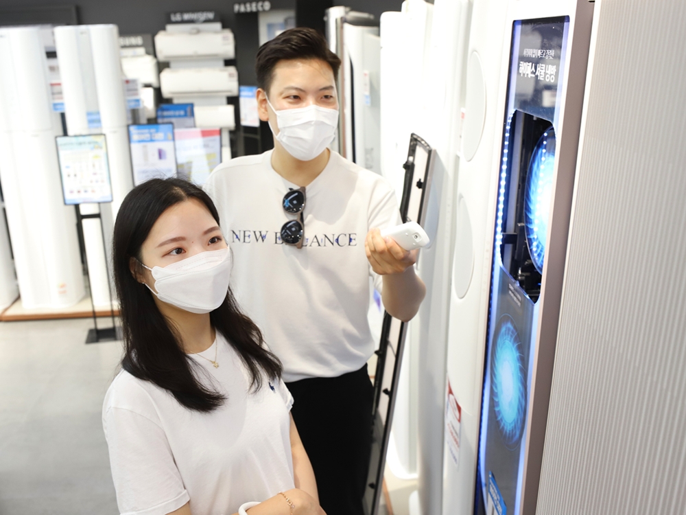 롯데하이마트 대치점에서 모델들이 에어컨을 선보이고 있다. / 사진제공 = 롯데하이마트