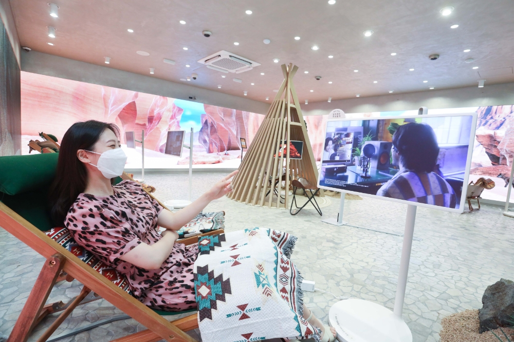 LG유플러스가 강남역 일상비일상의틈에 인디언 콘셉트의 전시회를 운영한다. 사진=LG유플러스