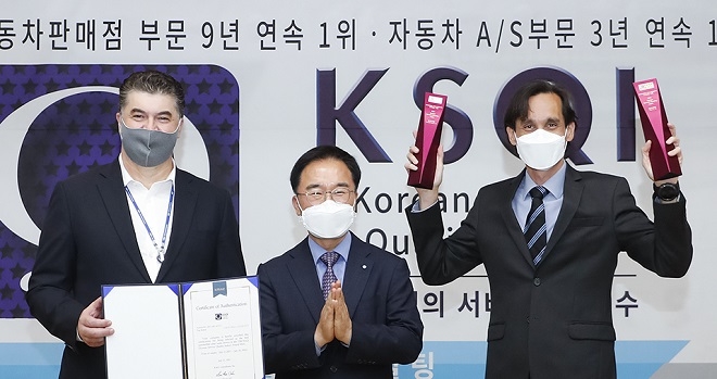 (왼쪽부터) 한국GM 카허 카젬 사장, 한국능률협회컨설팅 한수희 대표이사, 한국GM 시저 톨레도 영업·서비스·마케팅 부문 부사장.