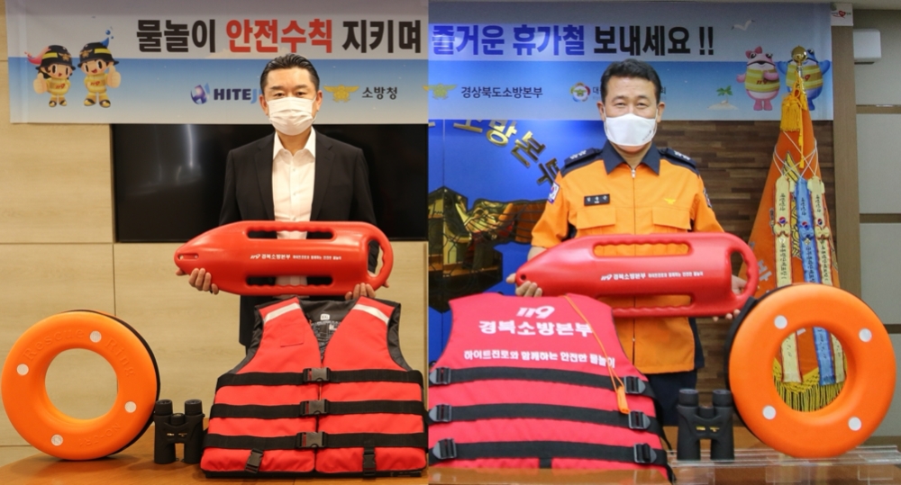 지난 22일 하이트진로 김인규 대표(왼쪽)와 경북소방본주 김종근 본부장(오른쪽)이 참석한 가운데, 비대면으로 수상안전캠페인 전달식을 진행했다.