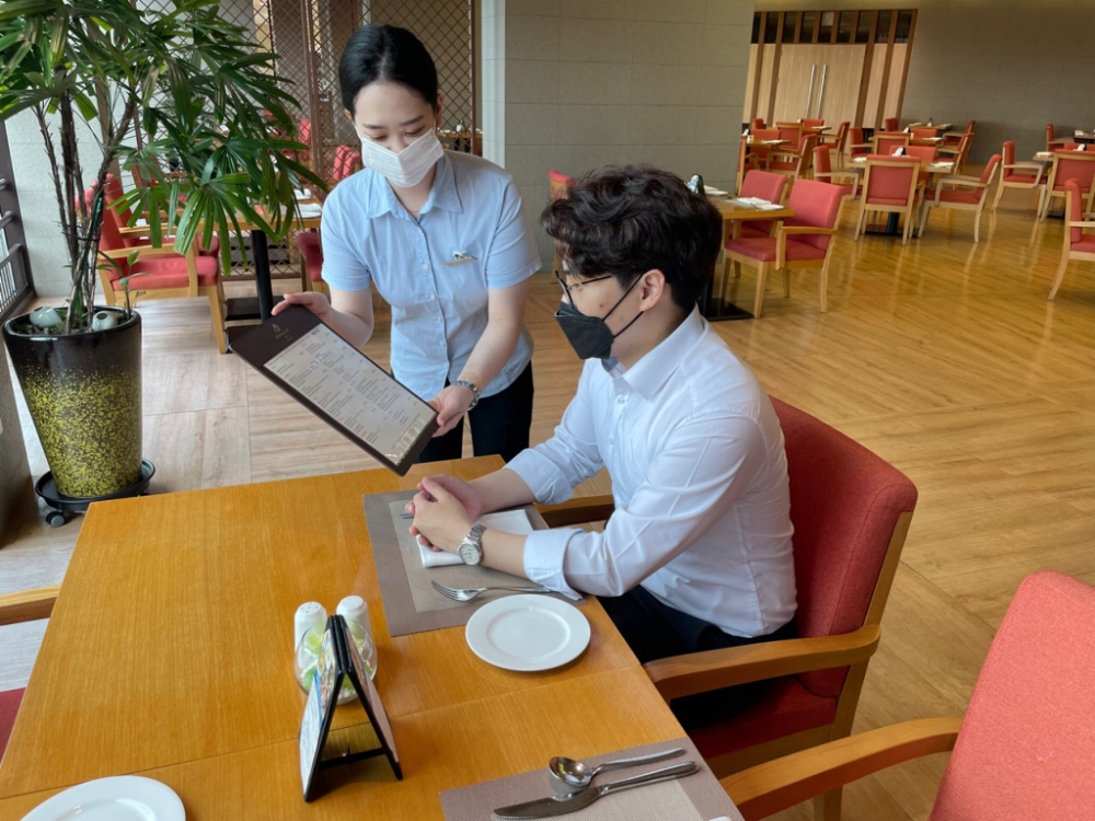 창신대학교 학생이 부영호텔&리조트에서 부영연계트랙 실습학기를 진행하고 있다. / 사진=부영그룹